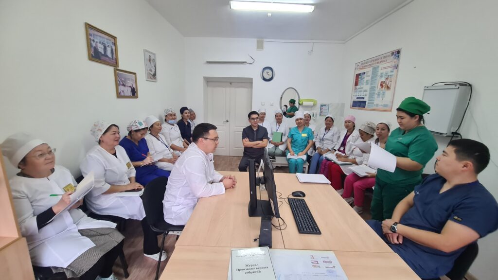 Түпқараған орталық аудандық ауруханасының   мейірбикесі  Ақтоты Жүзбаева, медицина қызметкерлеріне «Қан және оның компоненттері» тақырыбында  сабақ жүргізді